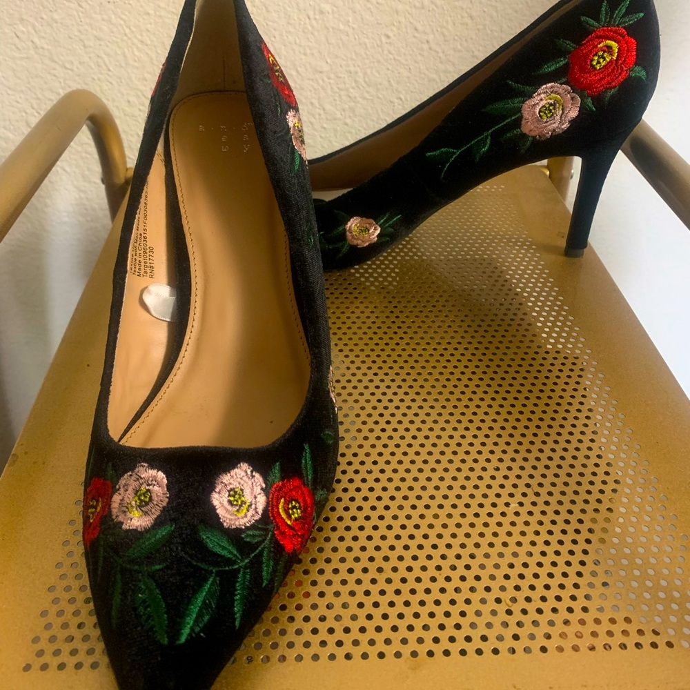 Black pumps